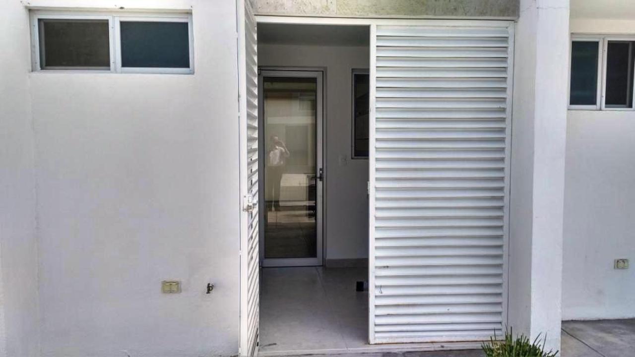 Acceso al área de servicio y cocina desde estacionamiento