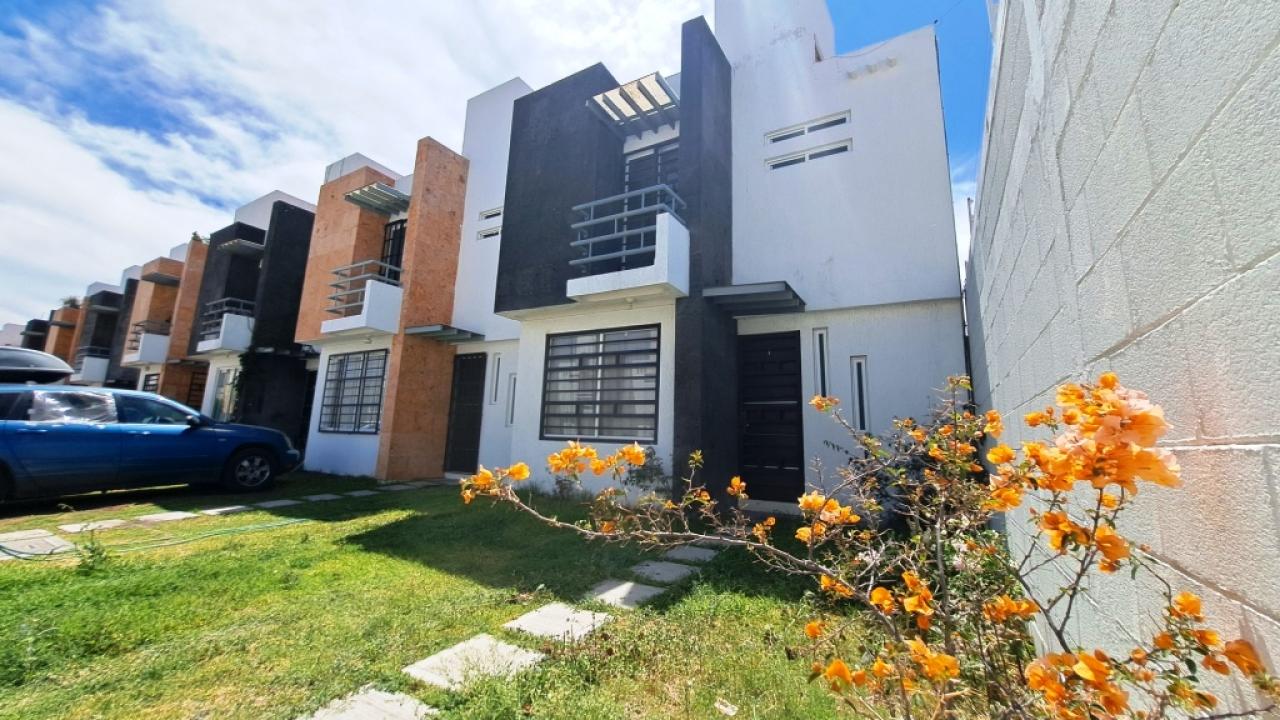 Fachada y estacionamiento