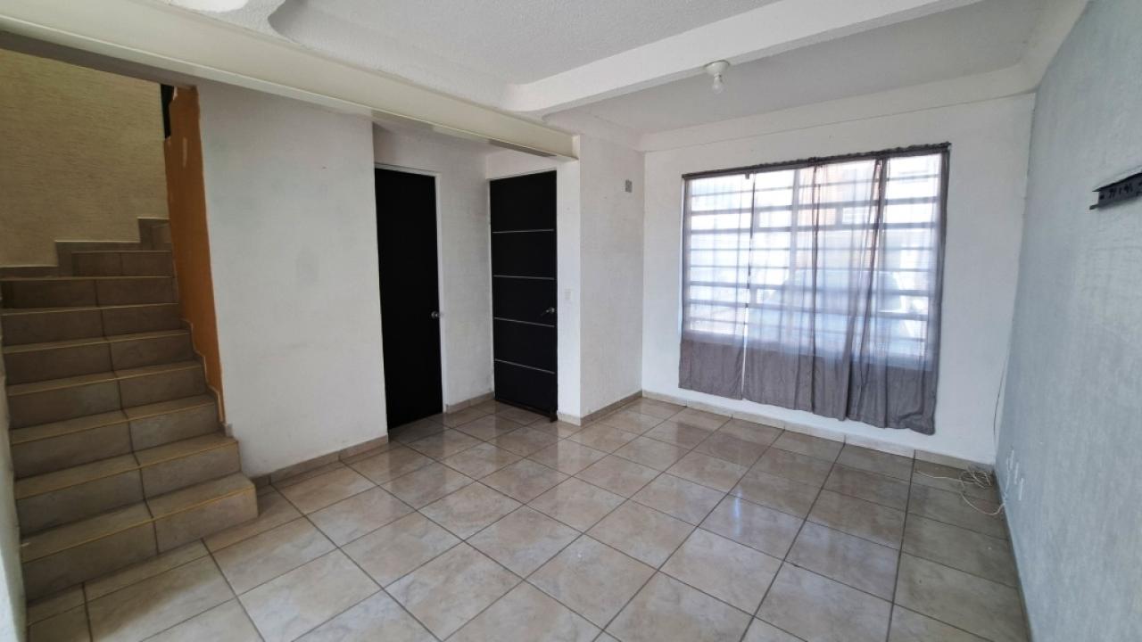 Sala y acceso a planta alta