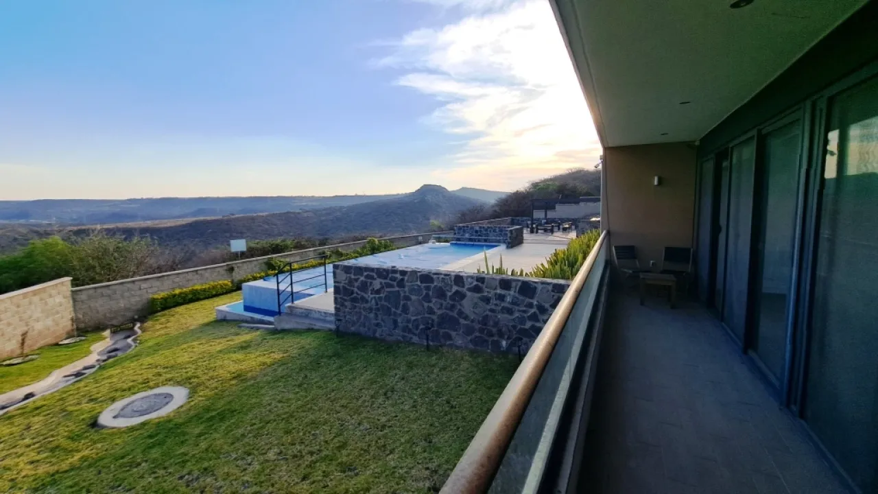 Terraza y vista al valle