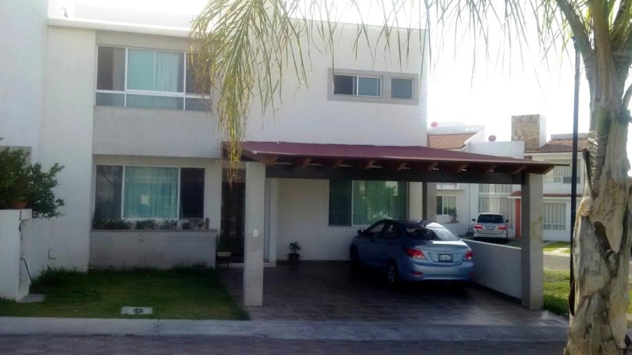 Fachada casa palomar con 2 estacionamientos para auto