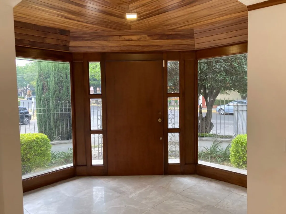 Recibidor con ventanales Casa Venta Arboledas CDMX