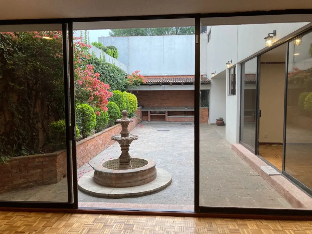 Terraza con fuente y asador Casa Venta Arboledas CDMX