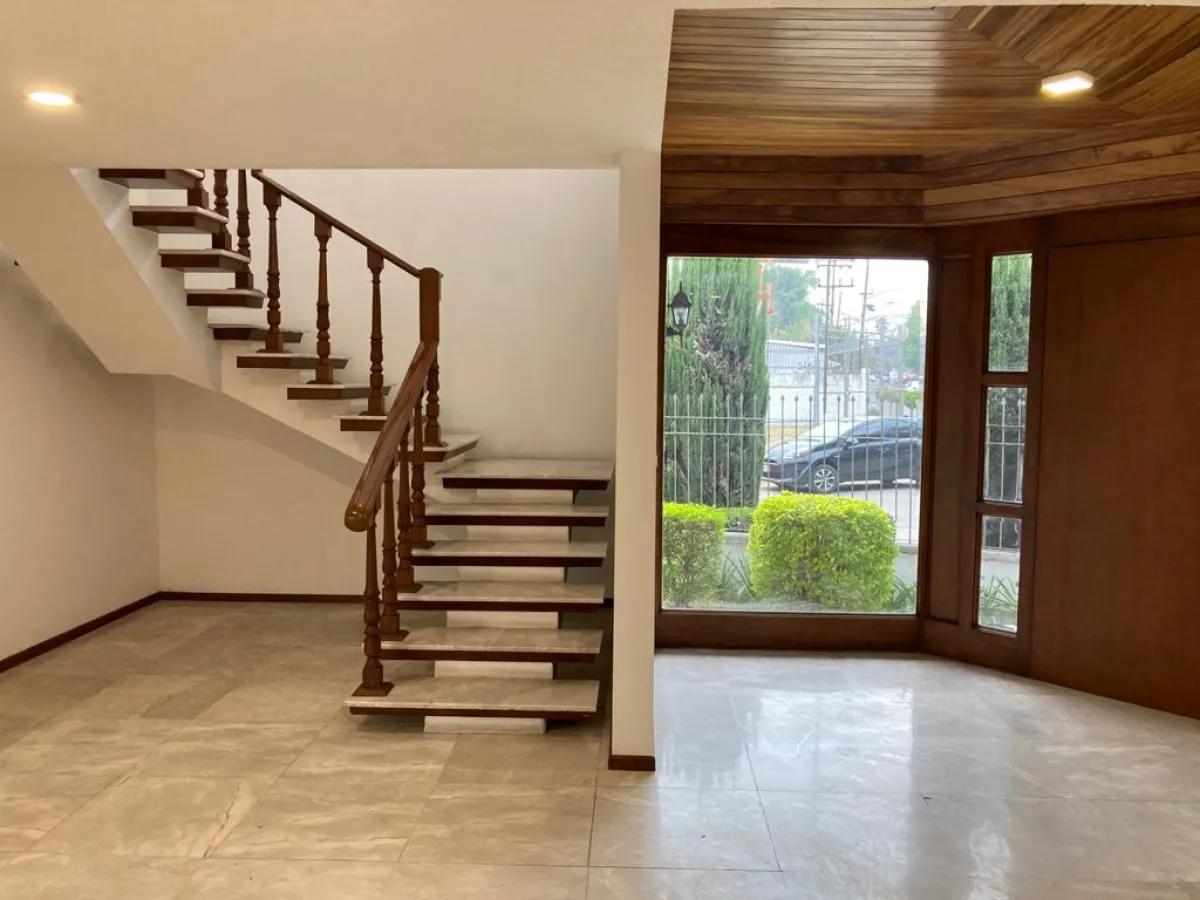 Escaleras con descanso en "U" Casa Venta Arboledas CDMX