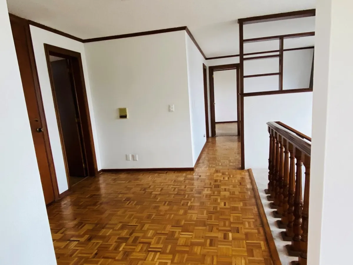 Hall y pasillo central Casa Venta Arboledas CDMX