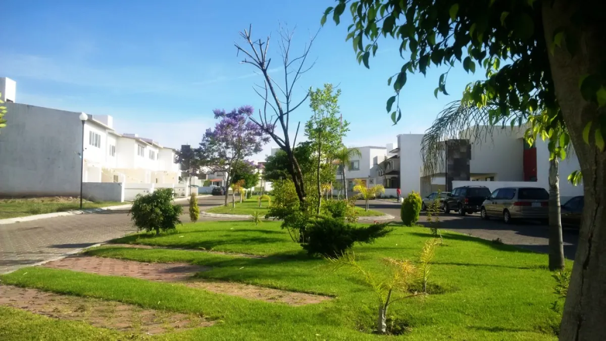 Areas verdes del fraccionamiento Casa Venta Palomar del Rey Querétaro