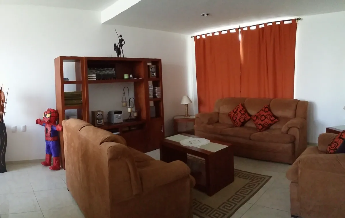 Sala con ventanal Casa Venta Palomar del Rey Querétaro