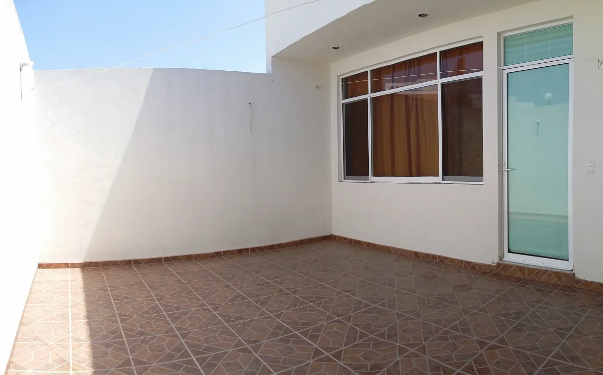 Patio con piso de cerámica Casa Venta Palomar del Rey Querétaro