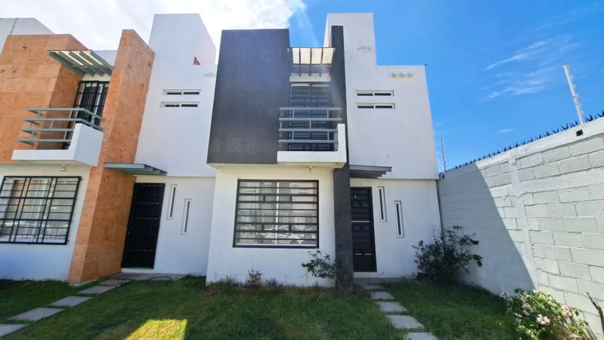 Fachada con balcón Casa Venta Mallorca IV Querétaro
