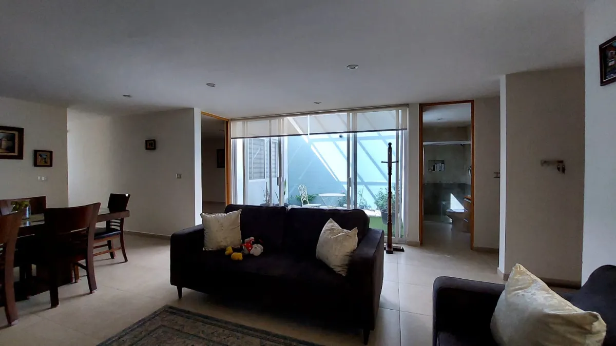 Sala y ventanal a jardín Casa Venta Quintas del Bosque Querétaro