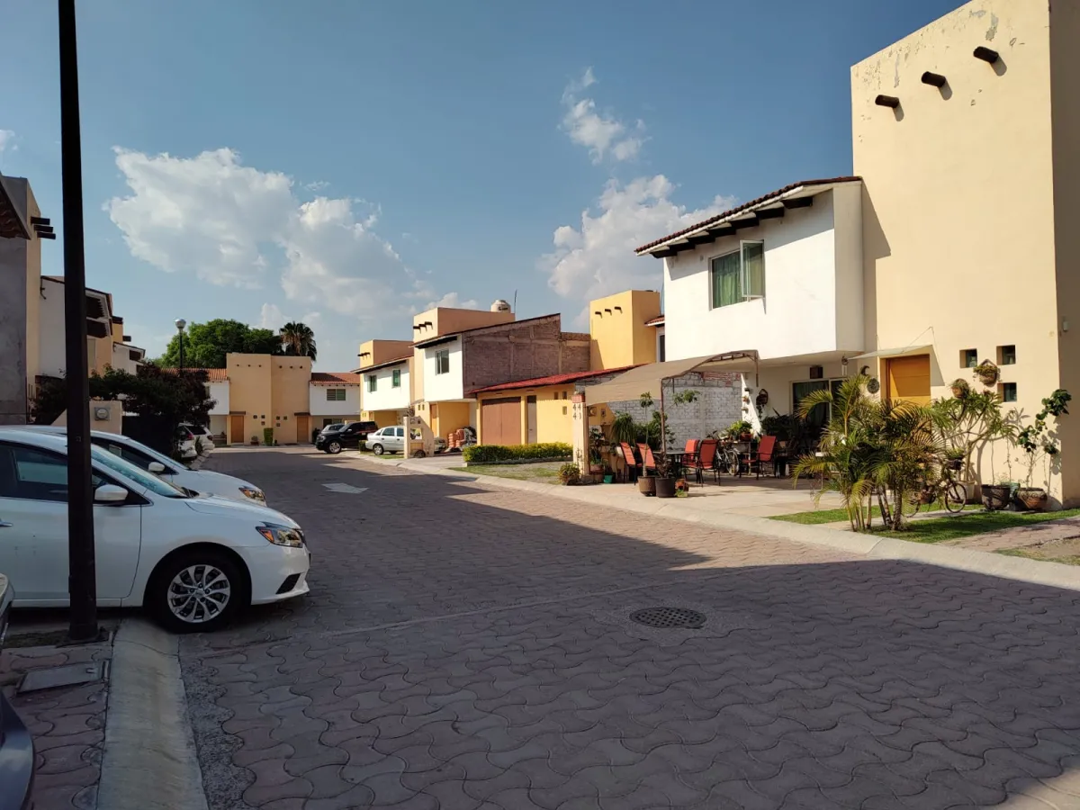 Vialidad interior Casa Renta Quintas del Bosque Querétaro