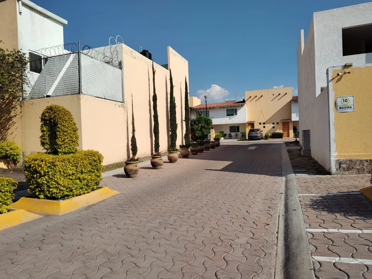 Vialidad interior adoquin Casa Renta Quintas del Bosque Querétaro