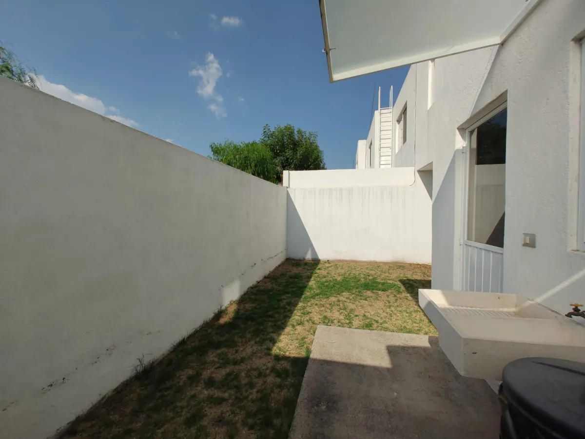 Jardín trasero Casa Renta Quintas del Bosque Querétaro