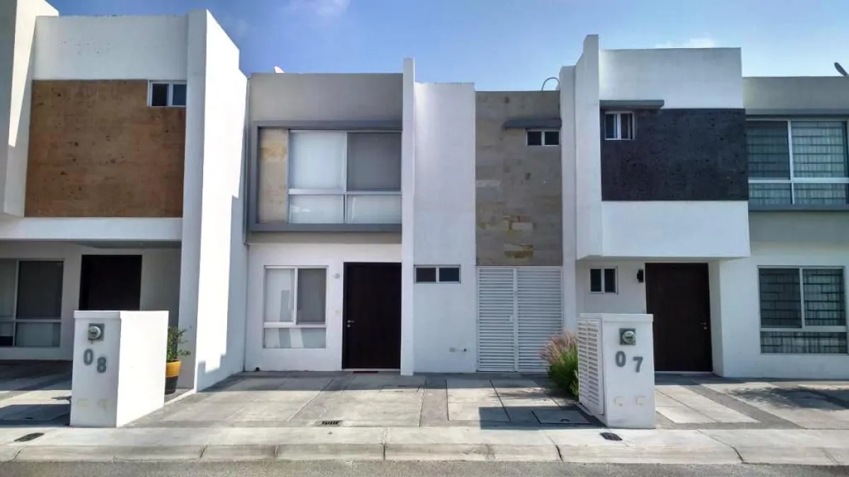 Fachada y estacionamiento Casa Renta Terrazas II Querétaro