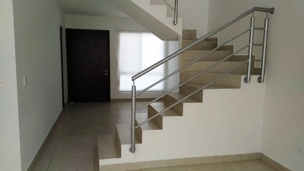 Escaleras Casa Renta Terrazas II Querétaro