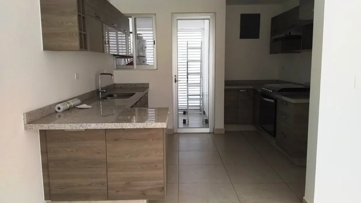 Cocina y patio servicio Casa Renta Terrazas II Querétaro