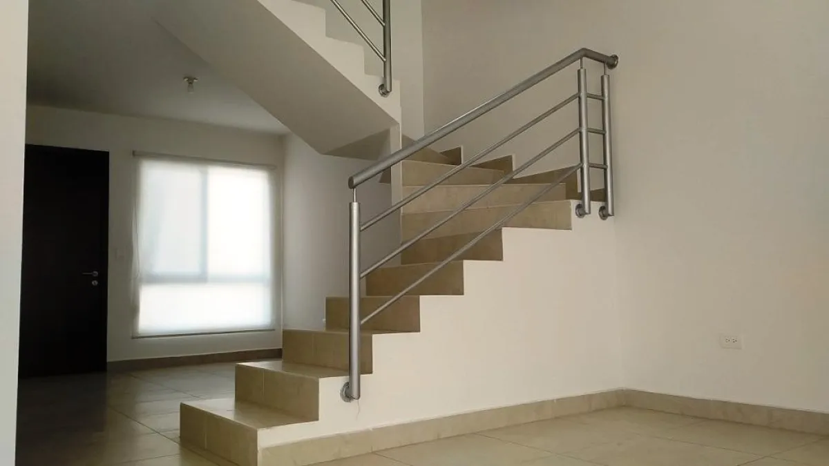 Escaleras en "U" Casa Renta Terrazas II Querétaro